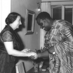 1.8.1957: ג. מאיר פוגשת את מר באטסיו גניס, שר המסחר והתעשיה של גאנה בביתה. צילם: משה פרידן. אוסף התצלומים הלאומי