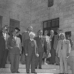 11.10.1951: שרי הממשלה יוצאים ממשרד ראש הממשלה בירושלים, לאחר ישיבת הקבינט הראשונה. צילם: דוד אלדן. אוסף התצלומים הלאומי