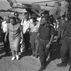 1973 -מלחמת יום הכיפורים. ביקור ראש הממשלה הגב' גולדה מאיר, שר הביטחון משה דיין והשר ישראל גלילי, בגיזרה הדרומית בסיני.