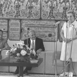 1973 - ראש הממשלה גולדה מאיר מברכת את הנשיא הנבחר אפרים קציר, בבית הנשיא בירושלים
