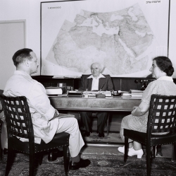 1.6.1956: רה"מ בן גוריון ושרת החוץ ג. מאיר מדברים על מצב הגבולות גם גנרל ברנס, ראש מטה משקיפי האו"ם. צילם: טדי בראונר. אוסף התצלומים הלאומי