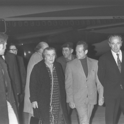 1973 - השר שמעון פרס (מימין) וסגן רה"מ יגאל אלון (מרכז) הגיעו לשדה התעופה בן גוריון לקדם את פני ראש הממשלה גולדה מאיר בשובה מאירופה