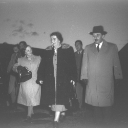 18.2.1949: שגרירת ישראל בברה"מ מגיעה לנמל התעופה בלוד, ומתקבלת על ידי שר החוץ משה שרתוק. אוסף התצלומים הלאומי