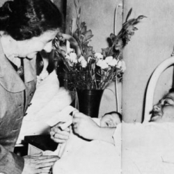 1.4.1954 - רחל מזרחי מירושלים, מקבלת מידי שרת העבודה את המענק הראשון במסגרת הביטוח הלאומי, בית החולים "הדסה"
