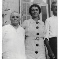 1936 - גולדה והוריה בלומה ויצחק מבוביץ בחזית ביתם בהרצליה. צילום: ד"ר איליי ברגר, פרובידנס רוד איילנד
