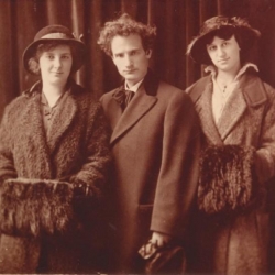 1915 - גולדה מאבוביץ עם פרץ הירשביין ורגינה מדזיני