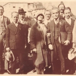 1920 - גולדה מאירסון עם נציגי "פועלי ציון" 