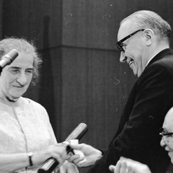  1971 - מקבלת פרס דוקטור של כבוד בפילוסופיה בשל תרומתה בהקמת מדינת ישראל, אוניברסיטת תל אביב