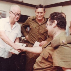 1987 - זהר לבקוביץ מגיש ליצחק רבין, שר הביטחון 