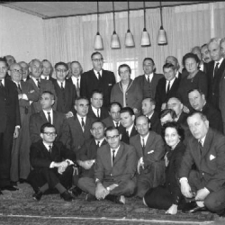 1965 - גולדה מאיר עם עובדי משרד החוץ בטקס סיום כהונתה כשרת החוץ