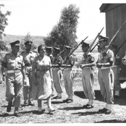 1950 - שרת העבודה, סוקרת מסדר שוטרים צבאיים באום אל פאחם