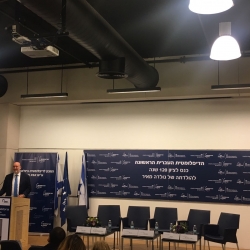 2018 - השגריר רון פרושאור ביום העיון במרכז הבינתחומי 