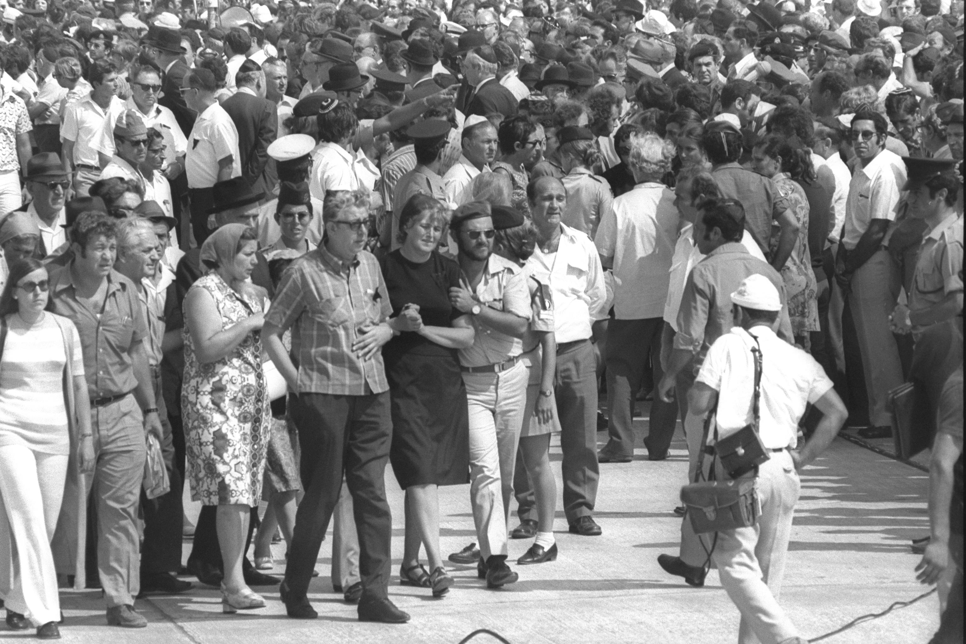 <p>קרוביהם האבלים של קורבנות הטבח במינכן מגיעים לעצרת הזכרון לפני הלוויות בבית הקברות, 7.9.1972. צילום: דוד אלדן, אוסף התצלומים הלאומי</p>