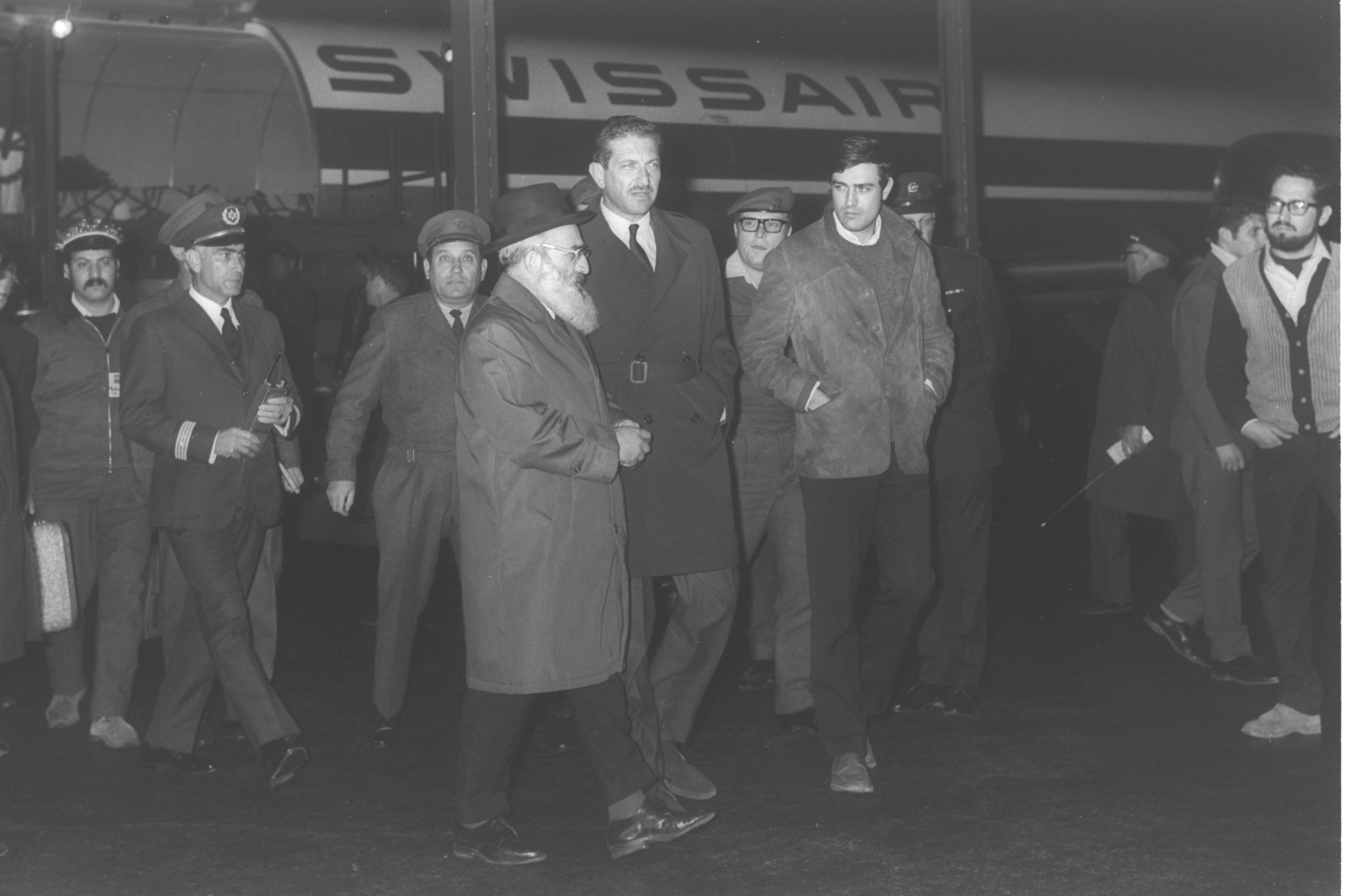 <p>שר התחבורה ויצמן מוסר לרב שלמה גורן, את הארון עם שרידי הקורבנות בפיצוץ במטוס סוויסאייר, נתב"ג, 2.3.1970. צילום: משה מילנר, אוסף התצלומים הלאומי.</p>
<p>&nbsp;</p>