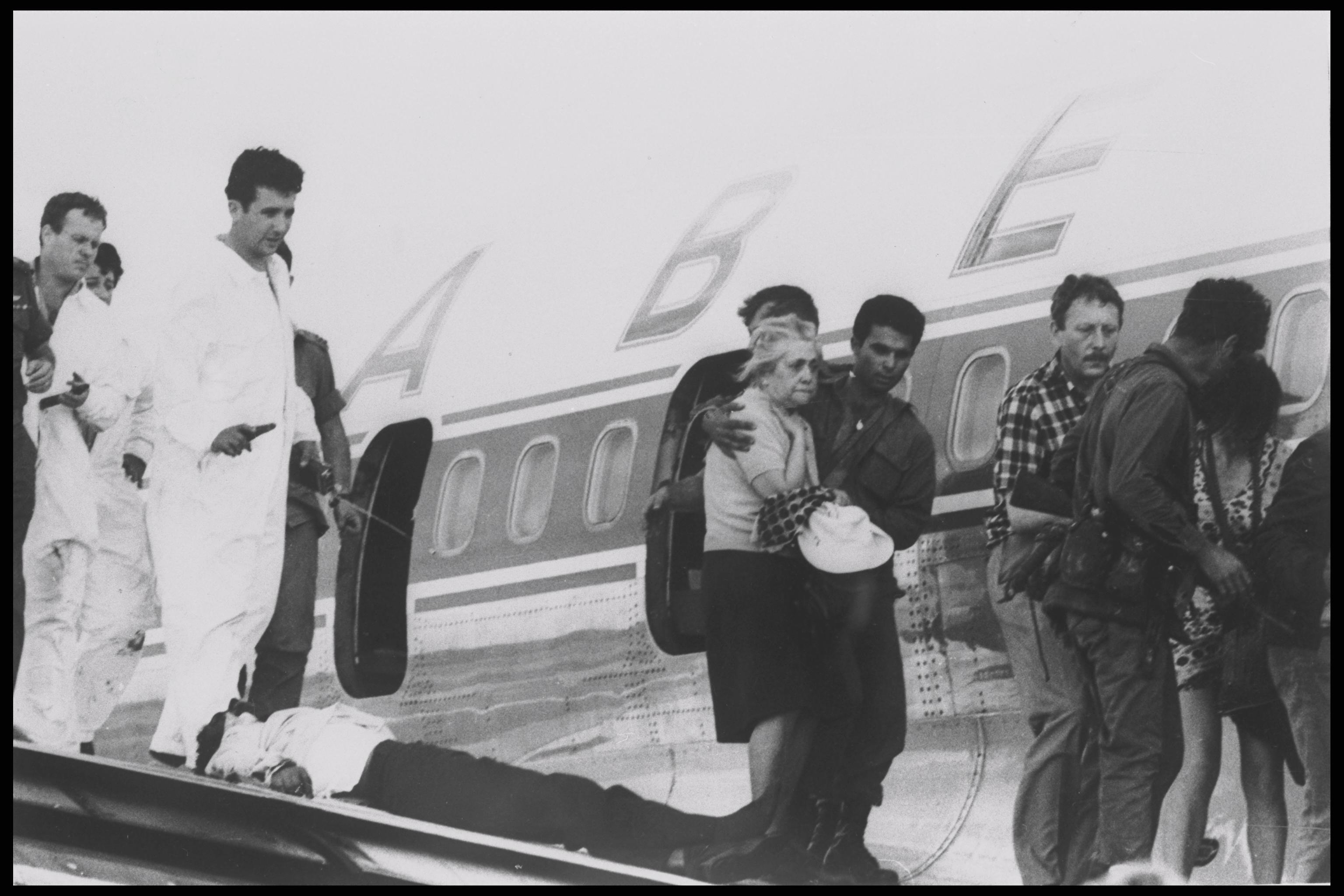 <p>חיילי צה"ל מסיירת מטכ"ל בפעולה צבאית נועזת מחלצים חטופים מידי מחבלים אשר חטפו מטוס של חברת התעופה "סבנה", בנמל התעופה לוד. משמאל לימין, דני יתום ואהוד ברק חיילי צה"ל אשר השתתפו בפעולת חילוץ החטופים מידי המחבלים, 9.5.1972. צילום: רון אילן, אוסף התצלומים הלאומי</p>
<p><span style="color: #3a4249; font-family: 'Trebuchet MS', Arial, Helvetica, sans-serif; font-size: 12px; background-color: #f4f4f4;">&nbsp;</span></p>