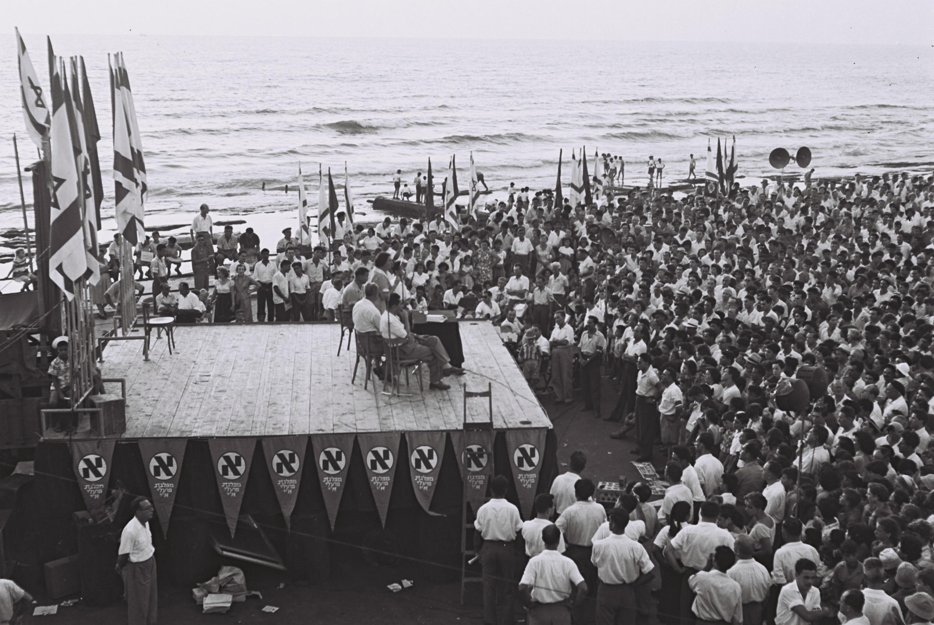 <p>אסיפת בחירות מפא"י על חוף הים בתל אביב, 30.7.1955. צילום: פריץ כהן, אוסף התצלומים הלאומי.</p>