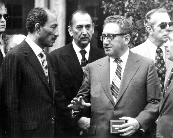 <p>מאת <a href="https://commons.wikimedia.org/w/index.php?curid=29194573">The Central Intelligence Agency - Sadat and Kissinger</a>, נחלת הכלל</p>